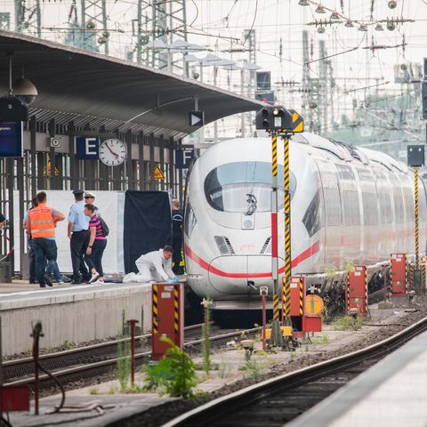 Polizisten sichern im Hauptbahnhof Spuren an einem ICE