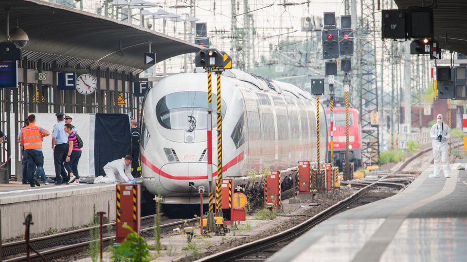 Polizisten sichern im Hauptbahnhof Spuren an einem ICE Polizisten sichern im Hauptbahnhof Spuren an einem ICE