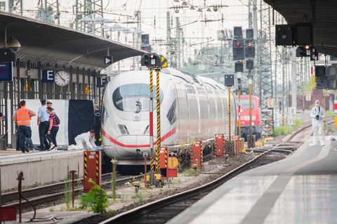 Polizisten sichern im Hauptbahnhof Spuren an einem ICE