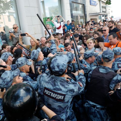 Russland, Moskau: Demonstranten geraten mit der Polizei im Zentrum von der Stadt aneinander