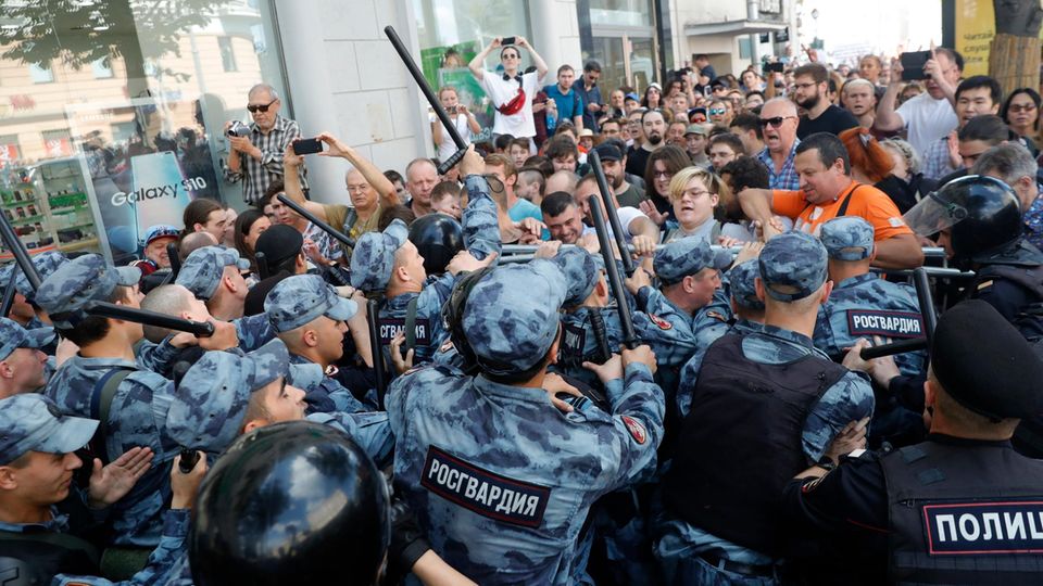Russland, Moskau: Demonstranten geraten mit der Polizei im Zentrum von der Stadt aneinander