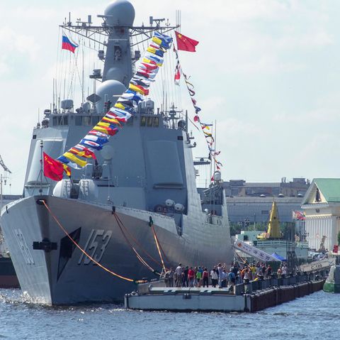 Perwyj Kanal berichtete über die Vorbereitungen zu großen Marineparade in Sankt Petersburg anstatt über die Proteste in Moskau
