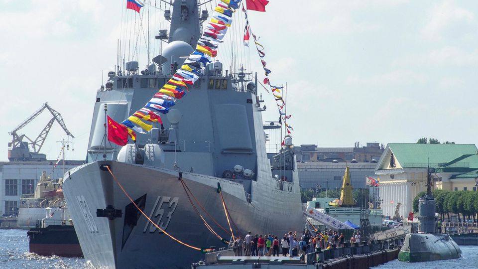 Perwyj Kanal berichtete über die Vorbereitungen zu großen Marineparade in Sankt Petersburg anstatt über die Proteste in Moskau