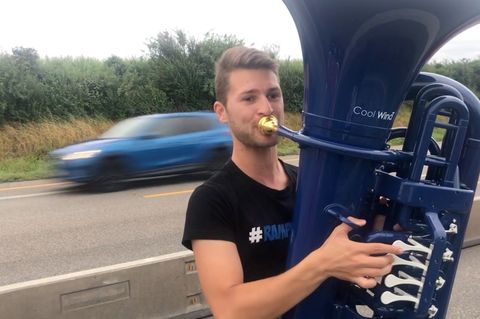 Stuttgart: Volksmusiker gibt im Stau Autobahnkonzert mit seiner Tuba
