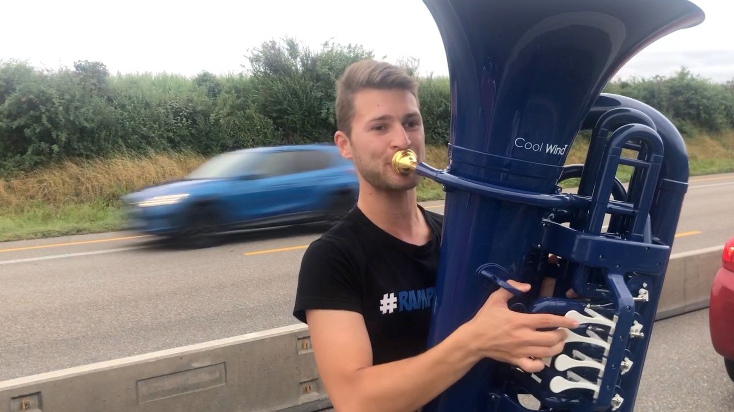 Stuttgart: Volksmusiker gibt im Stau Autobahnkonzert mit seiner Tuba
