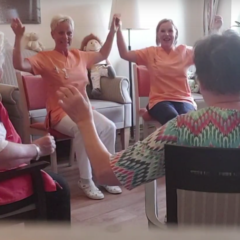 Omis rocken zu Rammstein: Seniorinnen tanzen in Altenpflegeheim