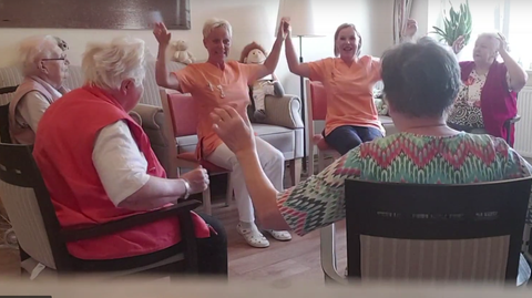 Omis rocken zu Rammstein: Seniorinnen tanzen in Altenpflegeheim