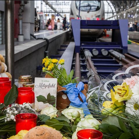 Frankfurter Bahnhof - Trauer an Gleis 7 um 8-jährigen Jungen