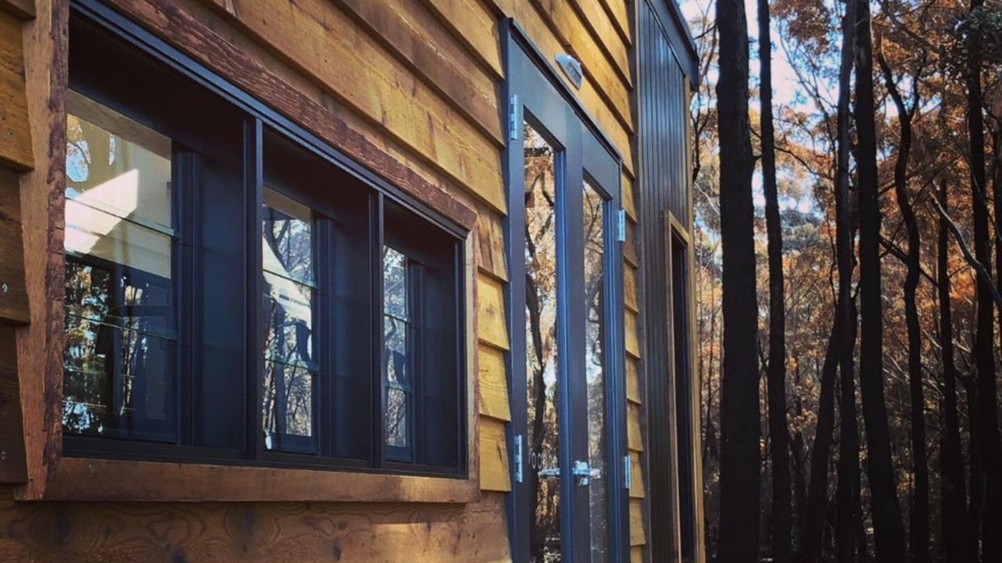 Für die Außenhaut wurden dramatische Holzkontraste gewählt.