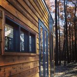 Für die Außenhaut wurden dramatische Holzkontraste gewählt.