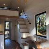 Das Innere ist in Weiß gehalten - ein deutlicher Kontrast zur dunklen Verschalung außen.