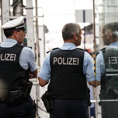 Polizisten am Gleis im Frankfurter Hauptbahnhof