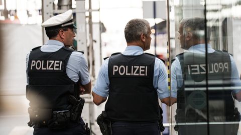 Polizisten am Gleis im Frankfurter Hauptbahnhof