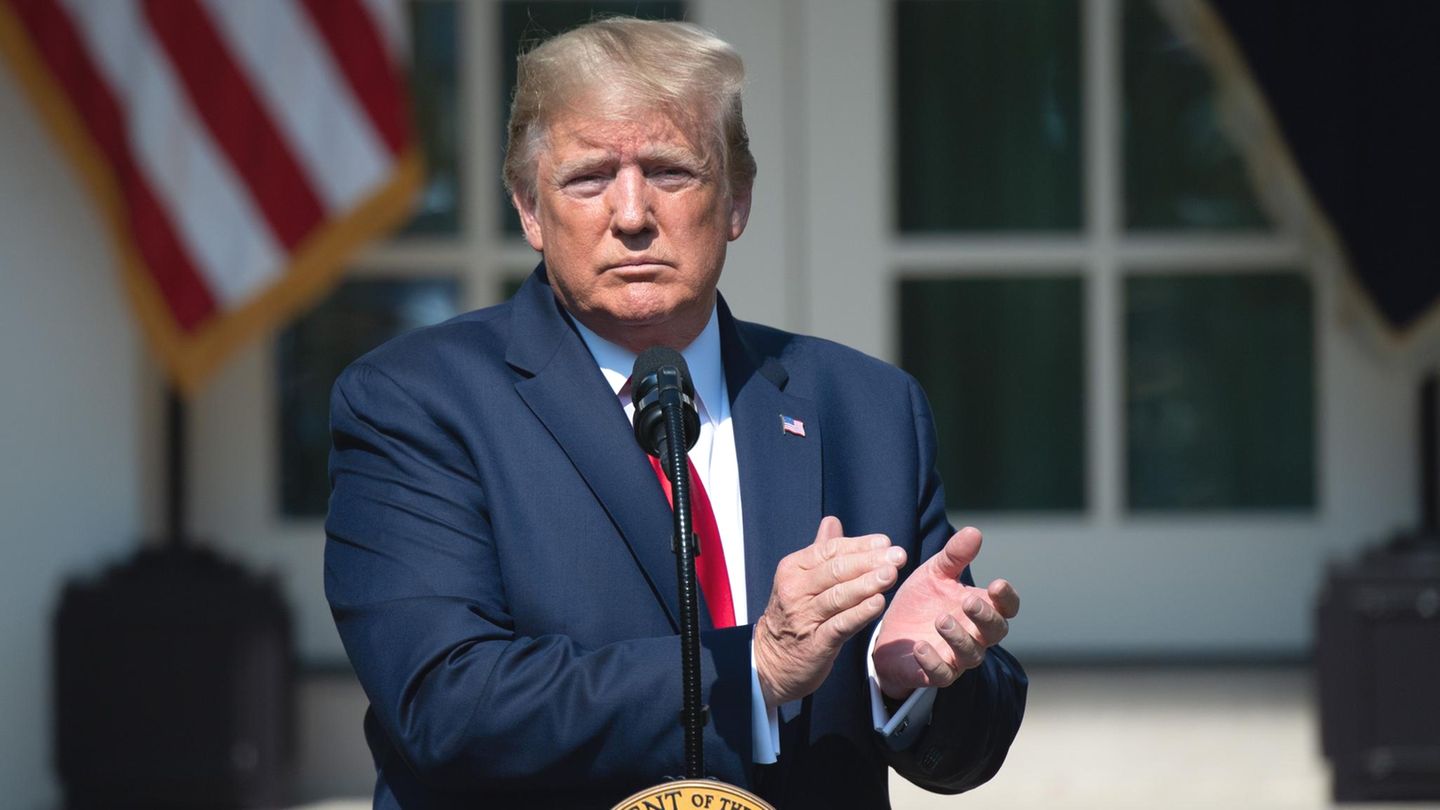 Donald Trump beim Empfang von Ersthelfern des 11. September 2001 im Rosengarten des Weißen Hauses