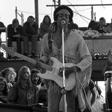 Sein Auftritt gilt bis heute als der künstlerische Höhepunkt von Woodstock, doch leider bekam ihn kaum einer mit: Jimi Hendrix war Headliner des Festivals. Doch weil sich das Programm wegen eines heftigen Unwetters immer weiter nach hinten verschob, war es bereits Montagmorgen, als der Gitarrist gegen 9 Uhr die Bühne betrat. Da waren keine 40.000 der einst 500.000 Zuschauer übrig geblieben. Die bekamen dafür Außergewöhnliches geboten: Hendrix ließ die amerikanische Nationalhymne, den "Star-Spangled Banner" in einer Feedback-Orgie untergehen und lieferte damit eine lautmalerische Umsetzung der Brutalität des Vietnam-Kriegs, in den sich amerikanische Truppen immer weiter verstrickten.