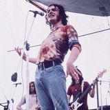 In seiner Heimat Großbritannien war er bereits ein Star, als Joe Cocker am Sonntag den dritten Tag in Woodstock eröffnete. Mit seiner röhrenden Stimme und seinen zappeligen Bewegungen sorgte der gelernte Gasinstallateur für Aufsehen. Und der Legende zufolge verdanken wir Cockers Woodstock-Auftrutt eine Kulturform, die sich bis heute gehalten hat. Er spielte das Gitarrensolo während seiner Coverversion des Beatles-Songs "With a Little Help from My Friends" mit den Händen nach - die Luftgitarre war geboren. 