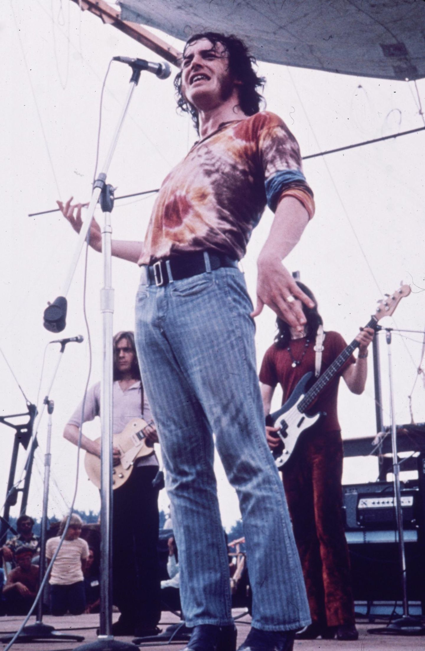 55 Jahre Woodstock : In seiner Heimat Großbritannien war er bereits ein Star, als Joe Cocker am Sonntag den dritten Tag in Woodstock eröffnete. Mit seiner röhrenden Stimme und seinen zappeligen Bewegungen sorgte der gelernte Gasinstallateur für Aufsehen. Und der Legende zufolge verdanken wir Cockers Woodstock-Auftrutt eine Kulturform, die sich bis heute gehalten hat. Er spielte das Gitarrensolo während seiner Coverversion des Beatles-Songs "With a Little Help from My Friends" mit den Händen nach - die Luftgitarre war geboren. In seiner Heimat Großbritannien war er bereits ein Star, als Joe Cocker am Sonntag den dritten Tag in Woodstock eröffnete. Mit seiner röhrenden Stimme und seinen zappeligen Bewegungen sorgte der gelernte Gasinstallateur für Aufsehen. Und der Legende zufolge verdanken wir Cockers Woodstock-Auftrutt eine Kulturform, die sich bis heute gehalten hat. Er spielte das Gitarrensolo während seiner Coverversion des Beatles-Songs "With a Little Help from My Friends" mit den Händen nach - die Luftgitarre war geboren.