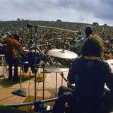 Der Blick von der Bühne in die Menschenmenge war atemberaubend. Nich wenige Künstler litten in Woodstock unter starkem Lampenfieber, da sie nie zuvor vor einem annähernd großen Publikum gespielt hatten. Carlos Santana und seiner Band war davon nichts anzumerken.  Wenn Sie mehr zu dem Thema lesen wollen: Zehn Mythen über Woodstock
