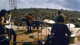 Der Blick von der Bühne in die Menschenmenge war atemberaubend. Nich wenige Künstler litten in Woodstock unter starkem Lampenfieber, da sie nie zuvor vor einem annähernd großen Publikum gespielt hatten. Carlos Santana und seiner Band war davon nichts anzumerken.  Wenn Sie mehr zu dem Thema lesen wollen: Zehn Mythen über Woodstock