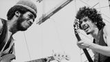 Carlos Santana (r.) war erst 22 und noch kaum bekannt, als er die Bühne in Woodstock betrat. Danach war alles anders: Der gebürtige Mexikaner begeisterte mit seinem Latin-Rock das Publikum, und bald darauf die ganze Nation. Der Film und die LP von dem Festival trugen dazu bei, dass Santana zum Weltstar wurde.