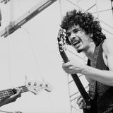 Carlos Santana (r.) war erst 22 und noch kaum bekannt, als er die Bühne in Woodstock betrat. Danach war alles anders: Der gebürtige Mexikaner begeisterte mit seinem Latin-Rock das Publikum, und bald darauf die ganze Nation. Der Film und die LP von dem Festival trugen dazu bei, dass Santana zum Weltstar wurde.