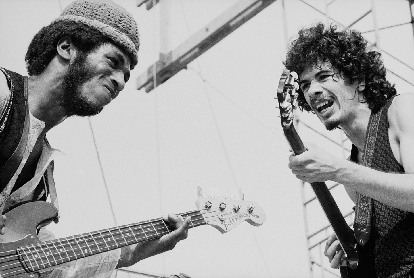 Carlos Santana (r.) war erst 22 und noch kaum bekannt, als er die Bühne in Woodstock betrat. Danach war alles anders: Der gebürtige Mexikaner begeisterte mit seinem Latin-Rock das Publikum, und bald darauf die ganze Nation. Der Film und die LP von dem Festival trugen dazu bei, dass Santana zum Weltstar wurde.