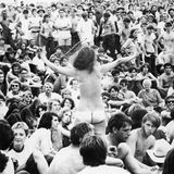 Das Risiko von Hautkrebs durch direkte Sonneneinstrahlung war damals noch kaum bekannt. Viele Besucher zeigten ihren nackten Oberkörper. Oder verzichteten gleich auf Kleidung, wie diese Frau in der Bildmitte.