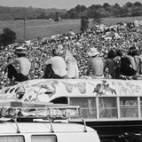 Die Menge der Besucher übertraf damals alle Erwartungen der Veranstalter. Eine solche Masse hatte es bei einem Festival bis dahin nicht gegeben. Auch das trug zum Bild der "Woodstock Nation" bei.