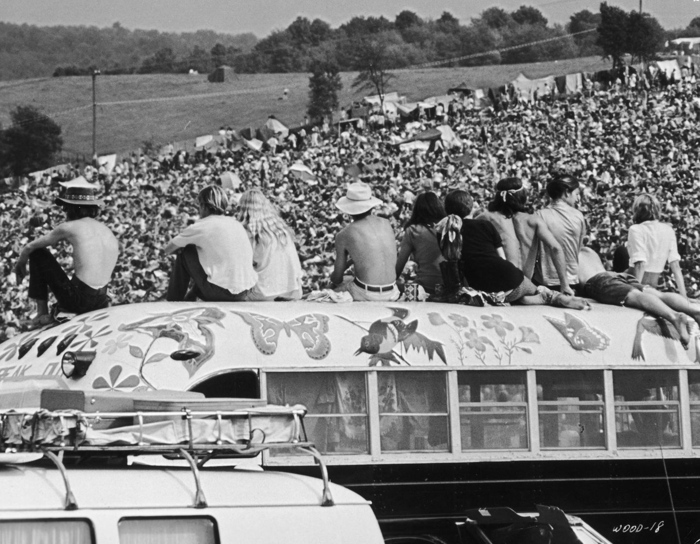 Die Menge der Besucher übertraf damals alle Erwartungen der Veranstalter. Eine solche Masse hatte es bei einem Festival bis dahin nicht gegeben. Auch das trug zum Bild der "Woodstock Nation" bei.