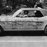 Mit seiner Interpretation der Nationalhymne traf Hendrix den Nerv des Publikums: Peace-Zeichen und Friedensbotschaften waren auf dem Festival allgegenwärtig, wie hier auf diesem Ford Mustang.