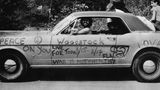 Mit seiner Interpretation der Nationalhymne traf Hendrix den Nerv des Publikums: Peace-Zeichen und Friedensbotschaften waren auf dem Festival allgegenwärtig, wie hier auf diesem Ford Mustang.