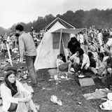 Das geht bei der ganzen euphorischen Berichterstattung über das Woodstock-Festival oft unter: Die hygienischen Zustände waren prekär, dazu mussten unzählige Drogenopfer medizinisch betreut werden. Ein Besucher wurde von einem Traktor überrollt und starb.