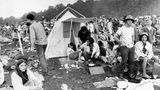 Das geht bei der ganzen euphorischen Berichterstattung über das Woodstock-Festival oft unter: Die hygienischen Zustände waren prekär, dazu mussten unzählige Drogenopfer medizinisch betreut werden. Ein Besucher wurde von einem Traktor überrollt und starb.