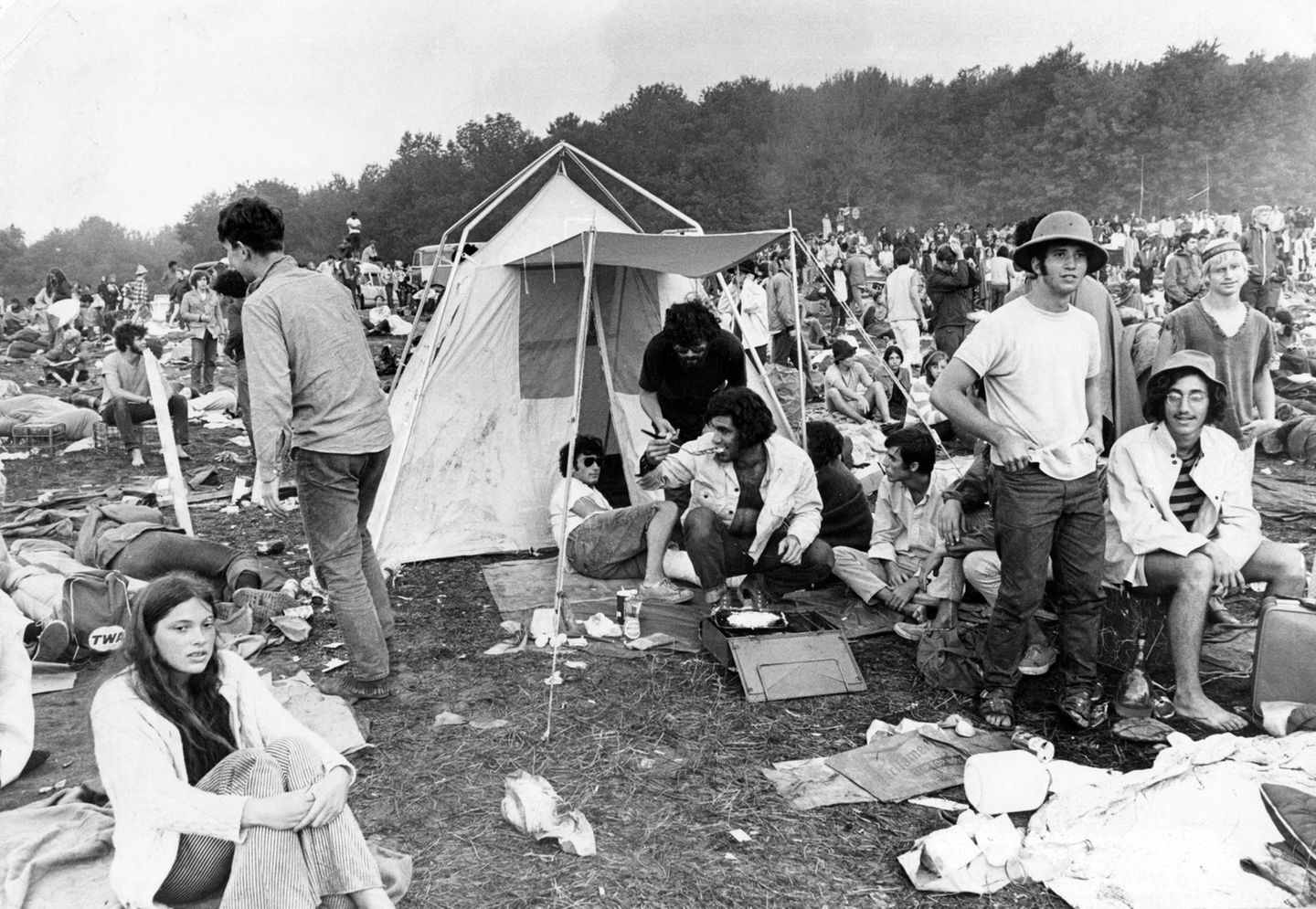 Das geht bei der ganzen euphorischen Berichterstattung über das Woodstock-Festival oft unter: Die hygienischen Zustände waren prekär, dazu mussten unzählige Drogenopfer medizinisch betreut werden. Ein Besucher wurde von einem Traktor überrollt und starb.