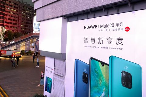 An einer Einkaufsstraße in Shenzhen hängt Werbung für das Huawei Mate 20