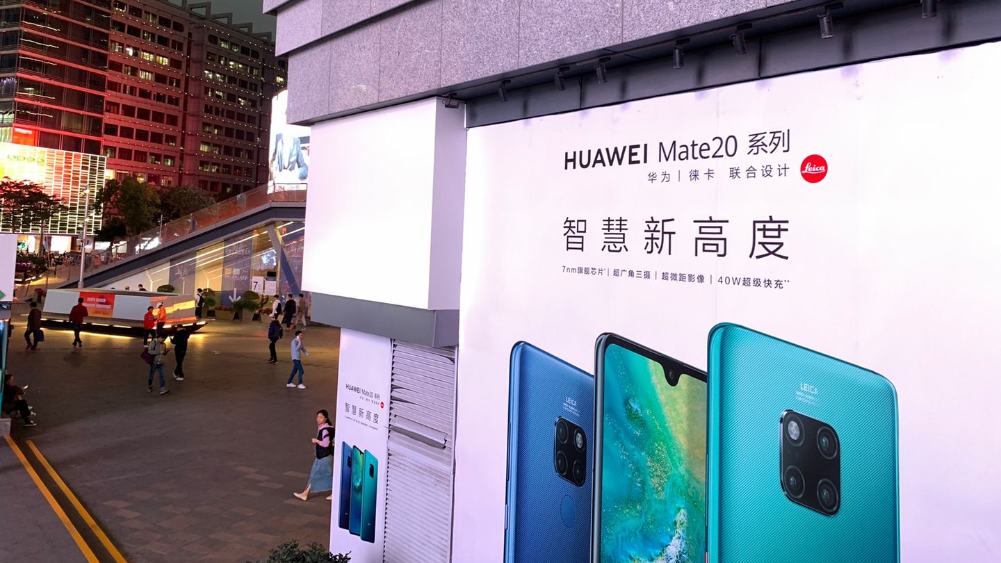 An einer Einkaufsstraße in Shenzhen hängt Werbung für das Huawei Mate 20