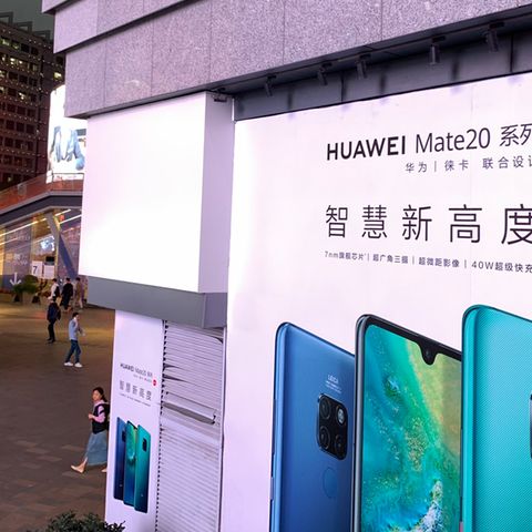 An einer Einkaufsstraße in Shenzhen hängt Werbung für das Huawei Mate 20