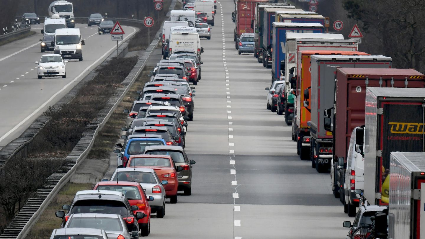 Eine Rettungsgasse auf einer Autobahn