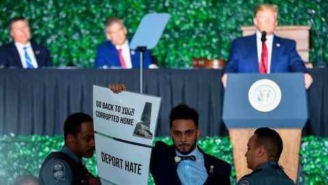 US-Präsident Donald Trump (im Hintergrund) unterbrach seine Ansprache, während der Abgeordnete Ibraheem Samirah (M.) aus dem Saal gebracht wurde