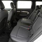 Auch im Fond können Erwachsene bequem sitzen