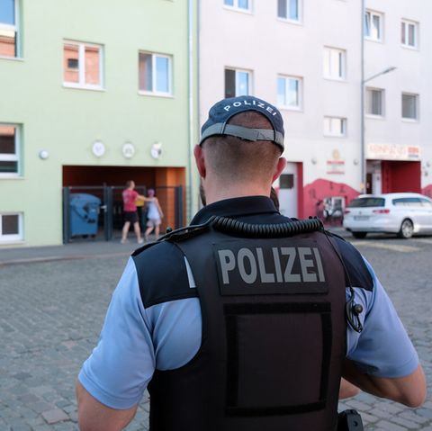 Leipzigs Oberbürgermeister Burkhard Jung, ein Polizist vor der Kindertagesstätte, die auf Schweinefleisch verzichten wollte