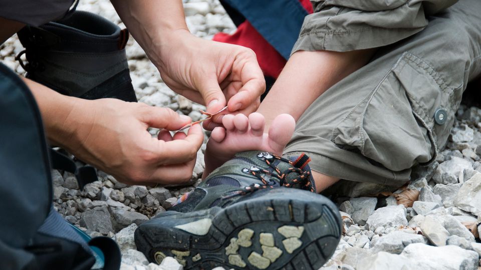 Blase am Fuß Beim Wandern sind Blasen keine Seltenheit