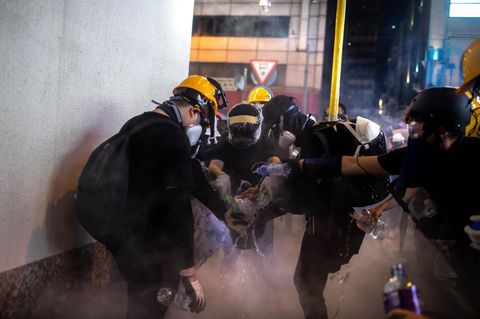 Demonstranten in Hongkong machen Tränengasgranaten unschädlich