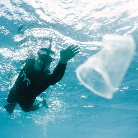 Ben Lecomte schwimmt auf Plastikmüll zu
