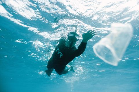Ben Lecomte schwimmt auf Plastikmüll zu