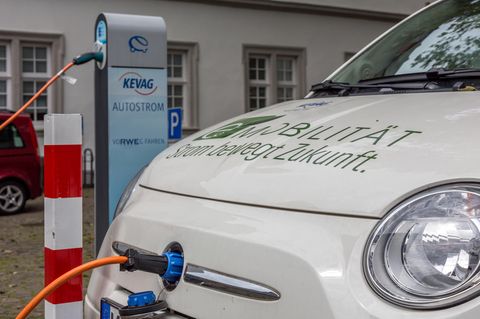Ob E-Mobilität für die breite Masse alltags tauglich wird, hängt von der Akku-Technik ab. Das Ende der Lithium-Ionen-Akkus ist absehbar. Ein Nachfolger steht noch nicht fest.