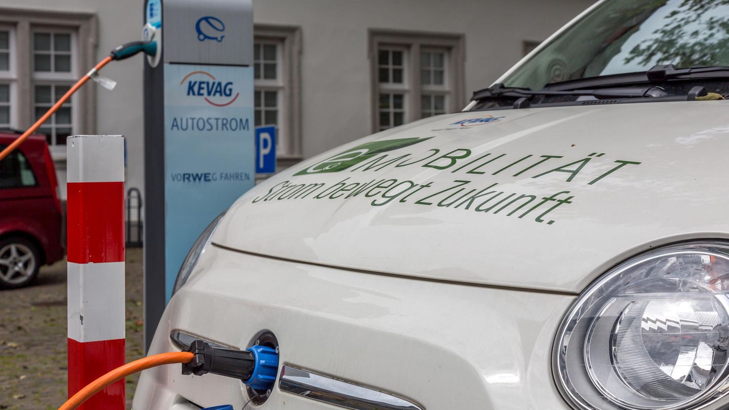 Ob E-Mobilität für die breite Masse alltags tauglich wird, hängt von der Akku-Technik ab. Das Ende der Lithium-Ionen-Akkus ist absehbar. Ein Nachfolger steht noch nicht fest.