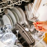 Sie räumen die Spülmaschine nicht richtig ein  Überfüllen Sie die Maschine, hat das Geschirr keine Möglichkeit richtig sauber zu werden. Lebensmittelreste bleiben so an Teller oder Besteck kleben und sind dann anfällig für Schimmel.