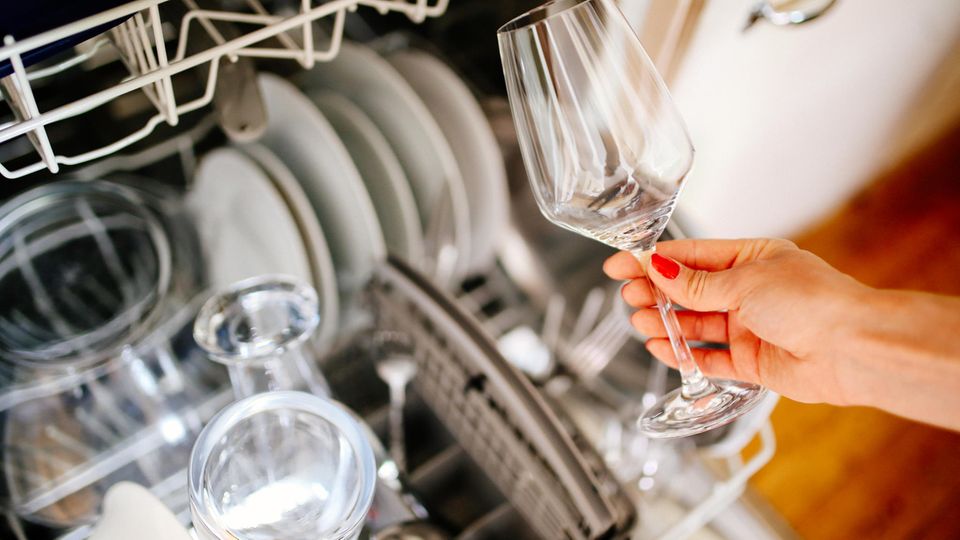 Sie räumen die Spülmaschine nicht richtig ein  Überfüllen Sie die Maschine, hat das Geschirr keine Möglichkeit richtig sauber zu werden. Lebensmittelreste bleiben so an Teller oder Besteck kleben und sind dann anfällig für Schimmel.