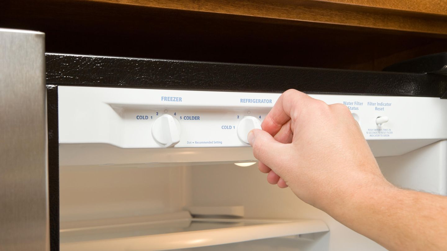 Vorsicht vor Bakterien: Sie stellen die Temperatur im Kühlschrank falsch ein Ist die Temperatur im Kühlschrank zu hoch, könnten Ihre Lebensmittel schneller verderben, und so unter Umständen zu einer Lebensmittelvergiftung führen. Die Verbraucherzentrale rät daher, den Kühlschrank auf sieben Grad Celsius einzustellen. Außerdem gilt: je kühler die Lebensmittel in den Kühlschrank kommen, desto weniger Energie braucht das Gerät. Warme Speisen sollten daher erst abkühlen, bevor sie im Kühlschrank untergebracht werden. Den Gefrierschrank sollten Sie auf -18 Grad Celsius einstellen. Sie stellen die Temperatur im Kühlschrank falsch ein Ist die Temperatur im Kühlschrank zu hoch, könnten Ihre Lebensmittel schneller verderben, und so unter Umständen zu einer Lebensmittelvergiftung führen. Die Verbraucherzentrale rät daher, den Kühlschrank auf sieben Grad Celsius einzustellen. Außerdem gilt: je kühler die Lebensmittel in den Kühlschrank kommen, desto weniger Energie braucht das Gerät. Warme Speisen sollten daher erst abkühlen, bevor sie im Kühlschrank untergebracht werden. Den Gefrierschrank sollten Sie auf -18 Grad Celsius einstellen.
